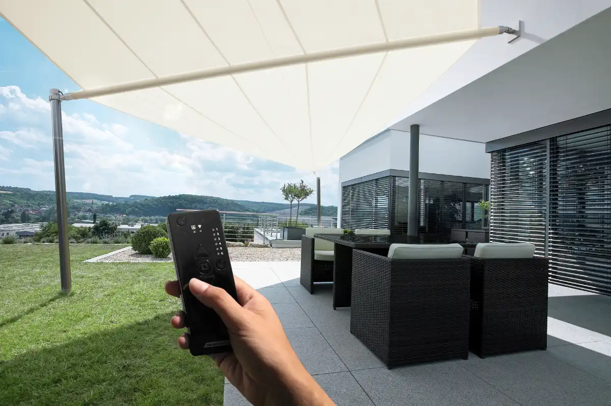 Automatische Terrassenbeschattung mit Fernbedienung Moderne Terrasse mit automatischer Beschattung und Fernbedienung