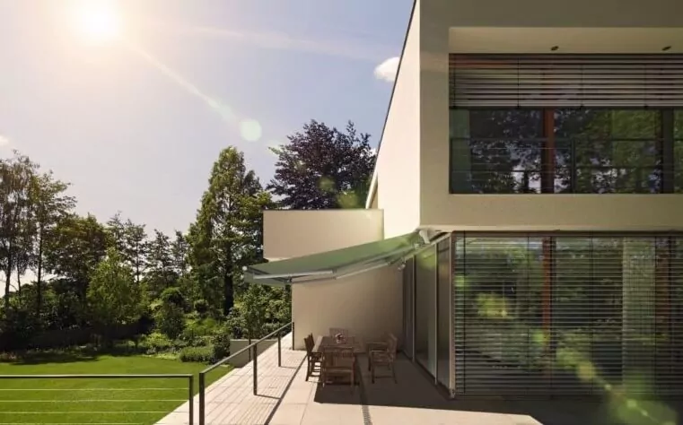 Markise als Sonnenschutz Eine neue Gelenkarmmarkise