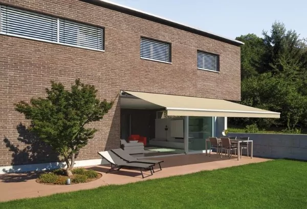 Markise als Sonnenschutz Eine neue Terrassenmarkise an einem Wohnhaus