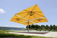 Gelber 4-Fach-Sonnenschirm für einen extra großen Schatten auf der Terrasse
